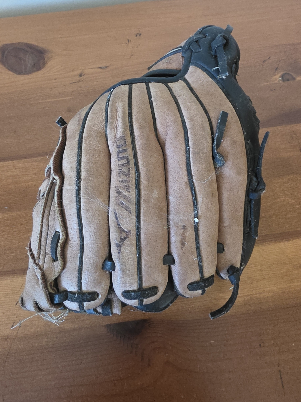 Mizuno Kids Brown and Black Leather Baseball Glove